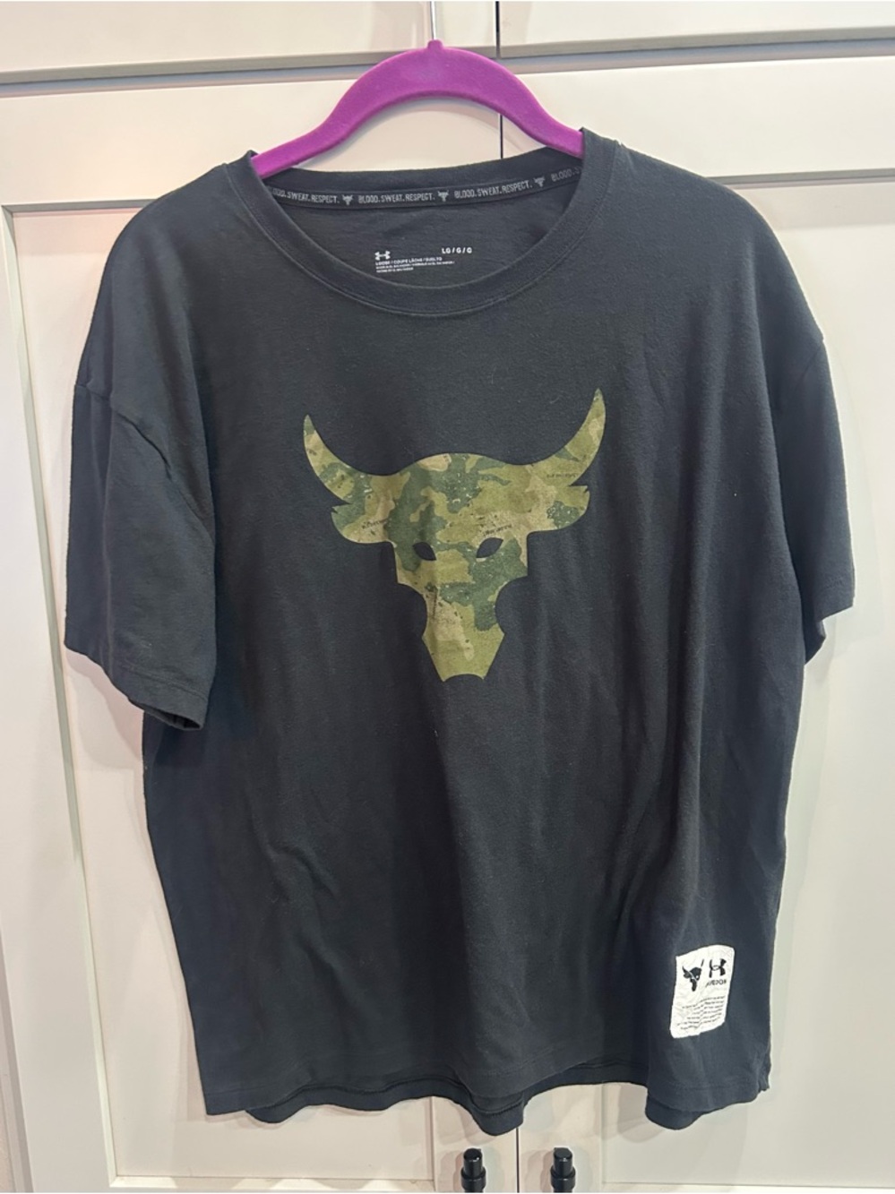 Under Armour Black Short‑Sleeve Tee with Camouflage Bull Graphic SZ L